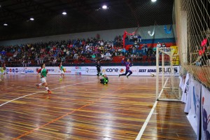 Becha entra na partida e em seu primeiro toque na bola marca seu primeiro gol no jogo.